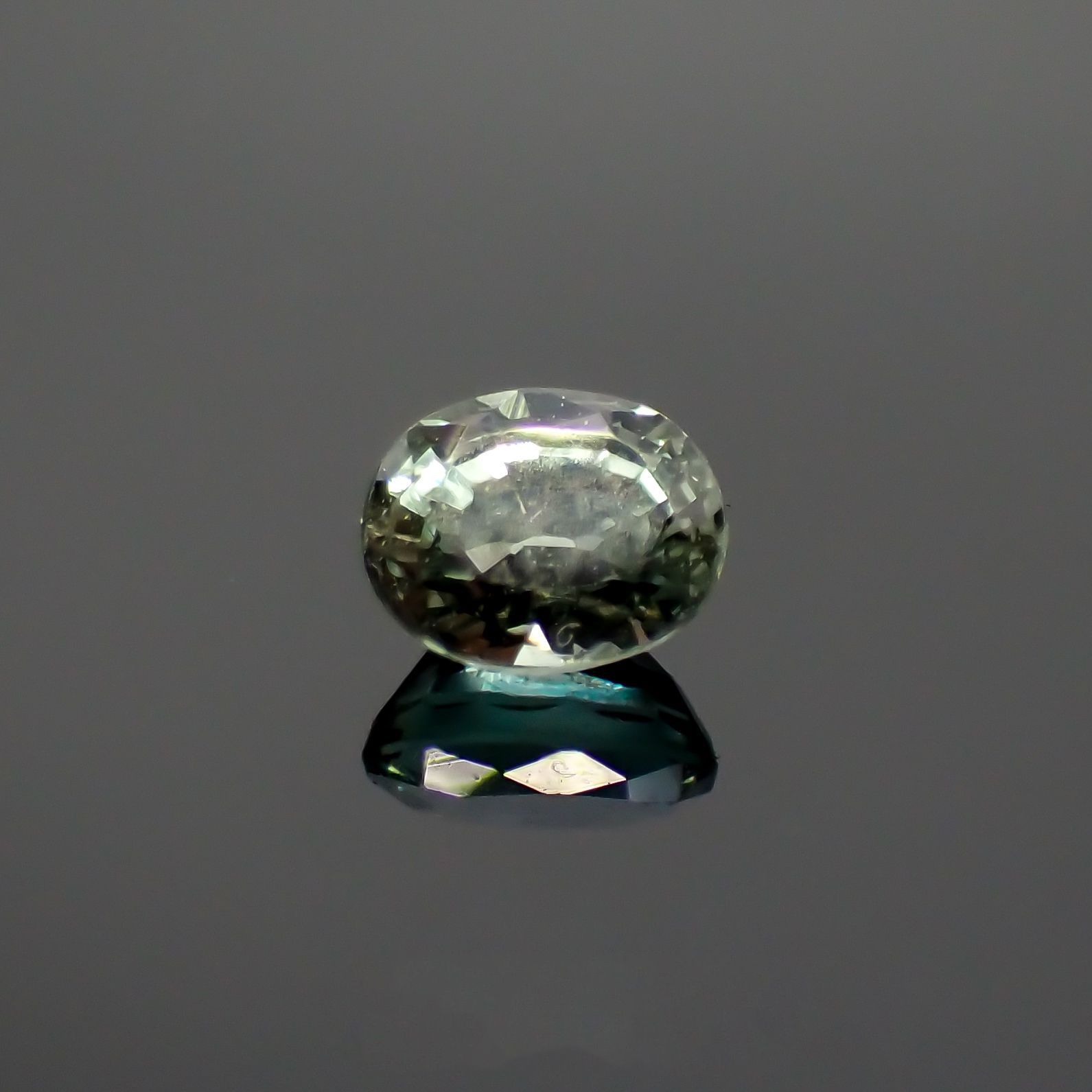 アレキサンドライト(宝石名アレキサンドライト)マダガスカル産 0.29ct 識別済[220114614]3.9x3.2mm前後