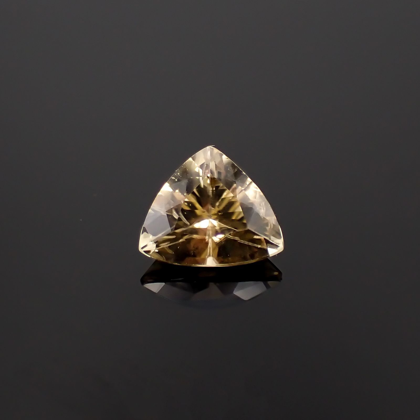 シンハライト(宝石名シンハライト)スリランカ産 識別済 1.63ct / 7.2x8.4mm前後 [260419704]