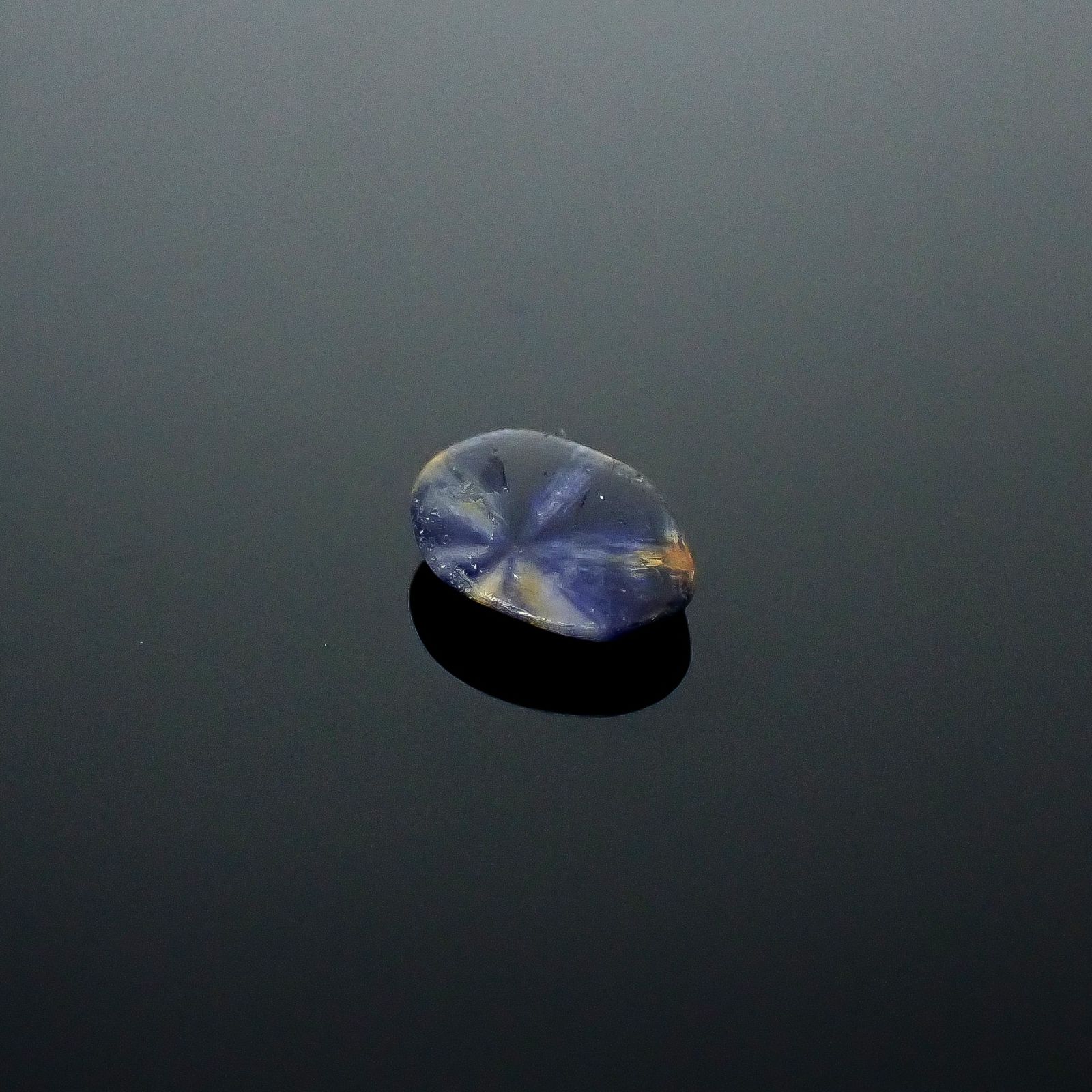 トラピッチェサファイア 原石スライス磨き ビルマ産 0.56ct [250830982]6.5x5.2mm前後