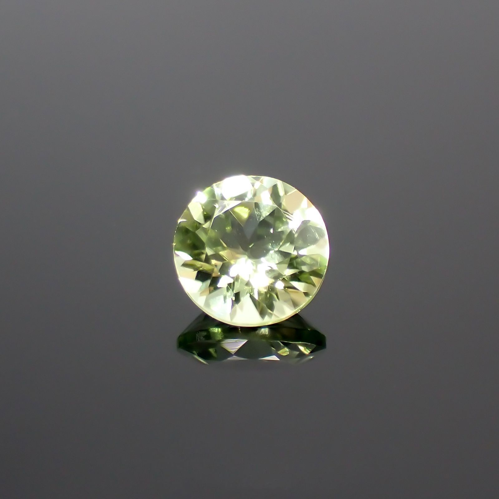 ペリドット(宝石名ペリドット) パキスタン産 識別済 1.04ct / 6.4x6.4mm前後 [210813073]