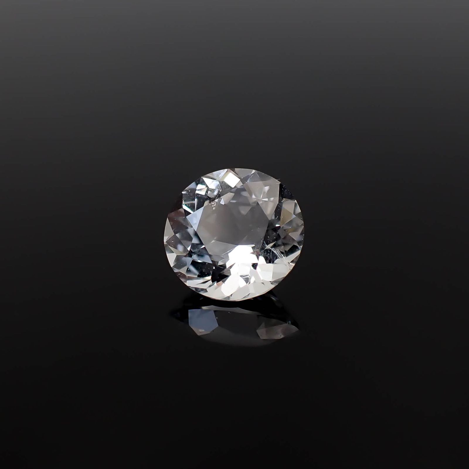 オーソクレース(宝石名ホワイト・オーソクレース)パキスタン産 1.377ct ソ付(彩珠)[250530438]7.9x7.8mm前後