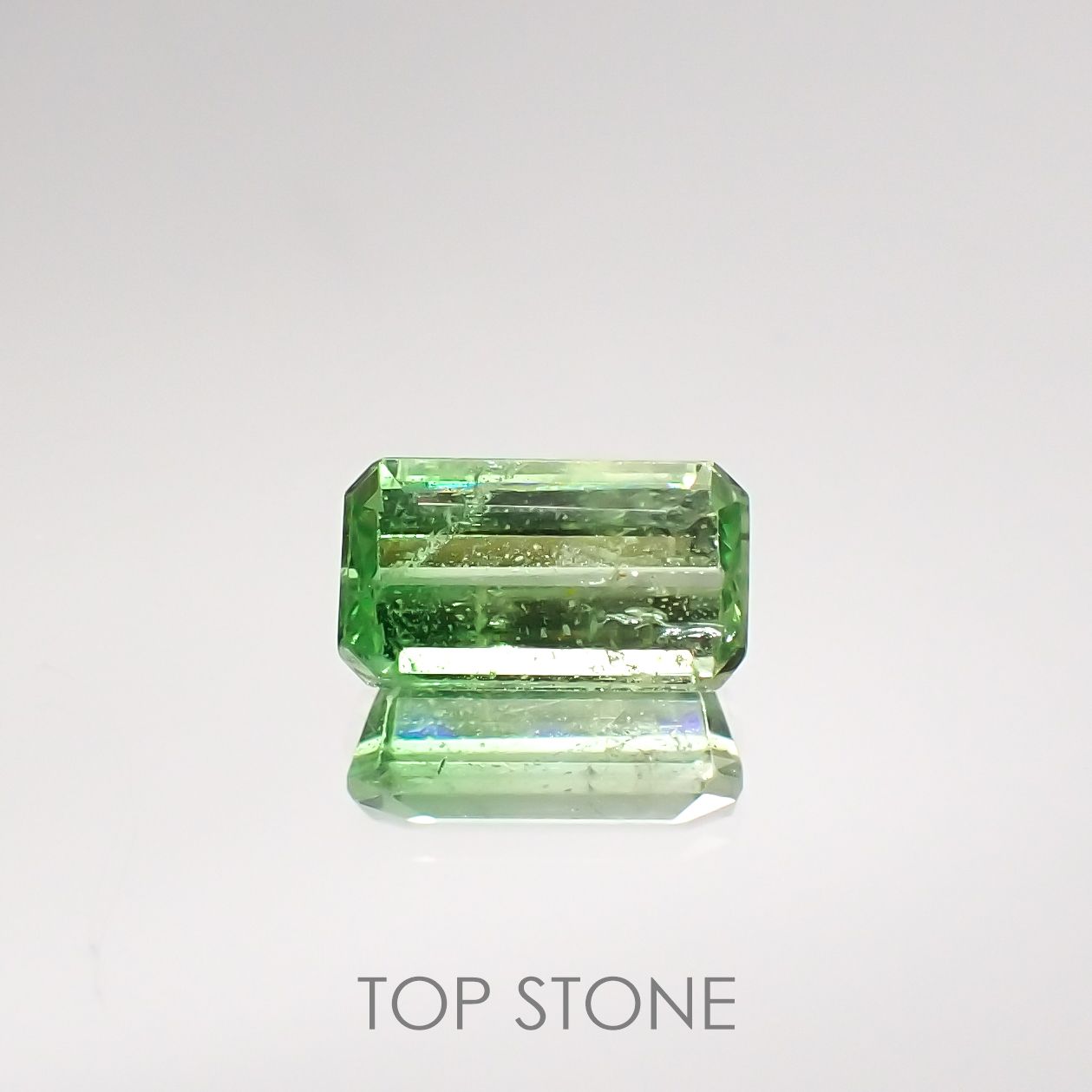 バイカラーツァボライト(宝石名グリーン グロッシュラー・ガーネット) タンザニア産 0.71ct 識別済[210711571]6.3×3.5mm前後