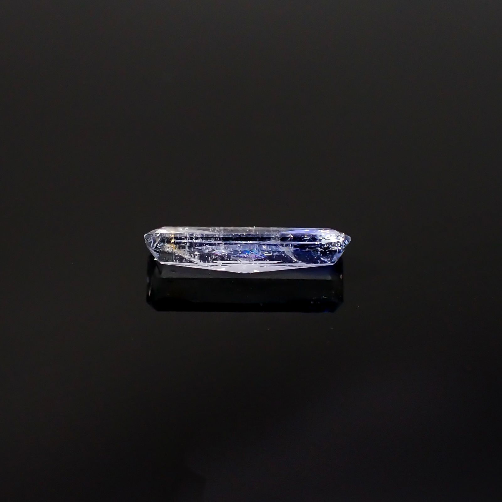 ジェレメジェバイト(宝石名エレメジェバイト)ナミビア産 ソ付(彩珠) 0.904ct / 11.4x3.6mm前後 [220616455]