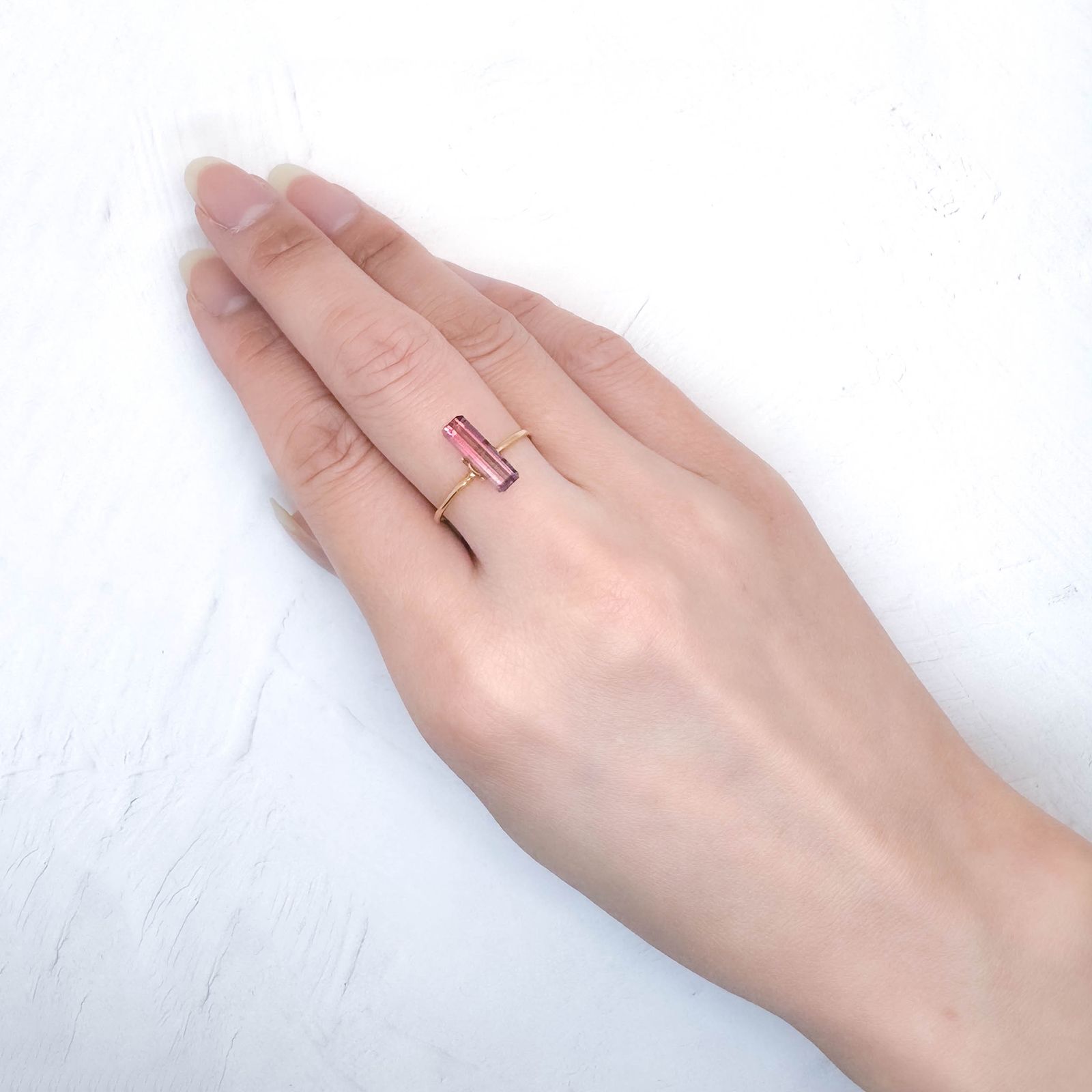 パープルトルマリン アフガニスタン産 1.38ct / 12.2x3.8mm前後 [251131318]