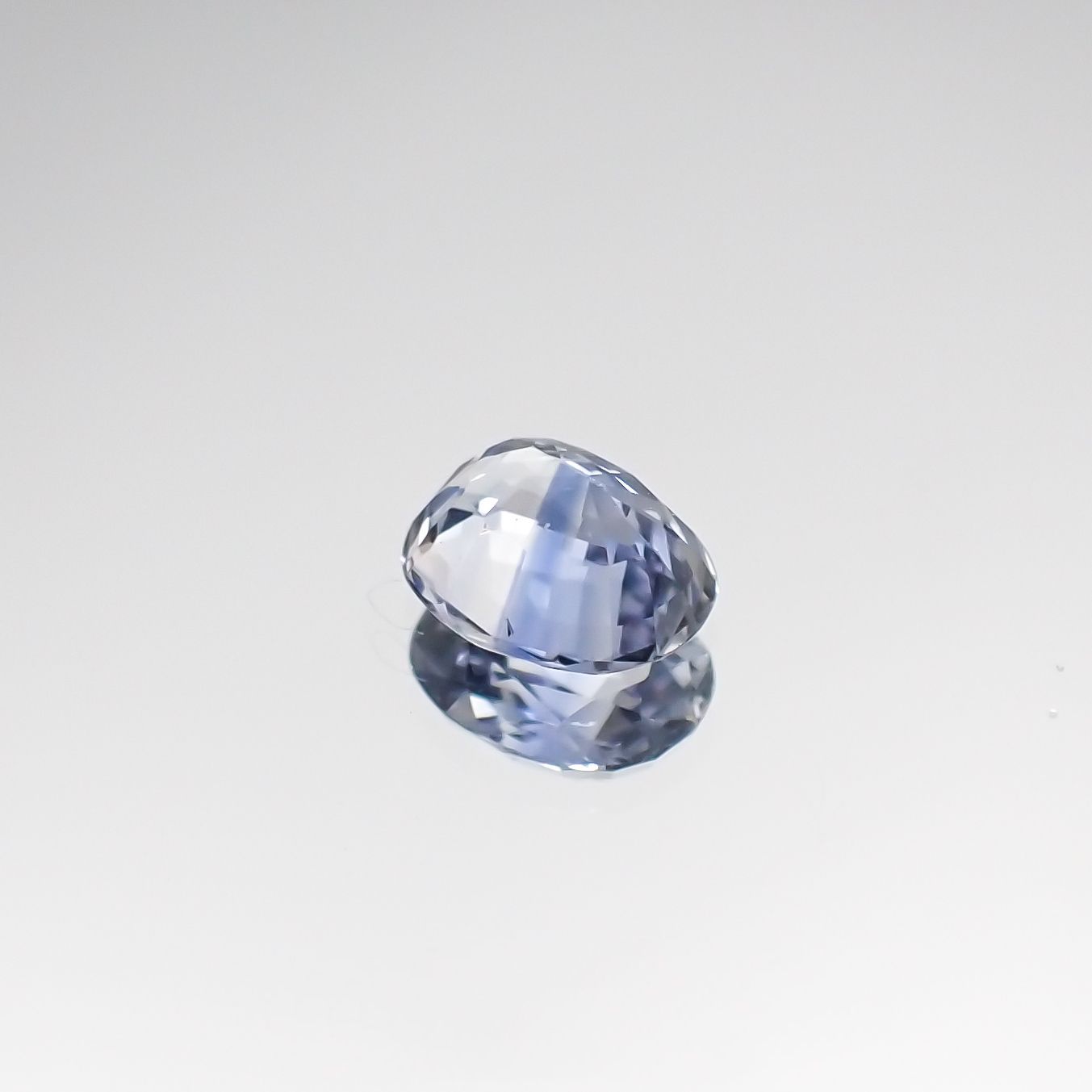 アイスブルーサファイア スリランカ・マダガスカル産 ルース 0.37ct[210711175]4.7×3.7mm前後