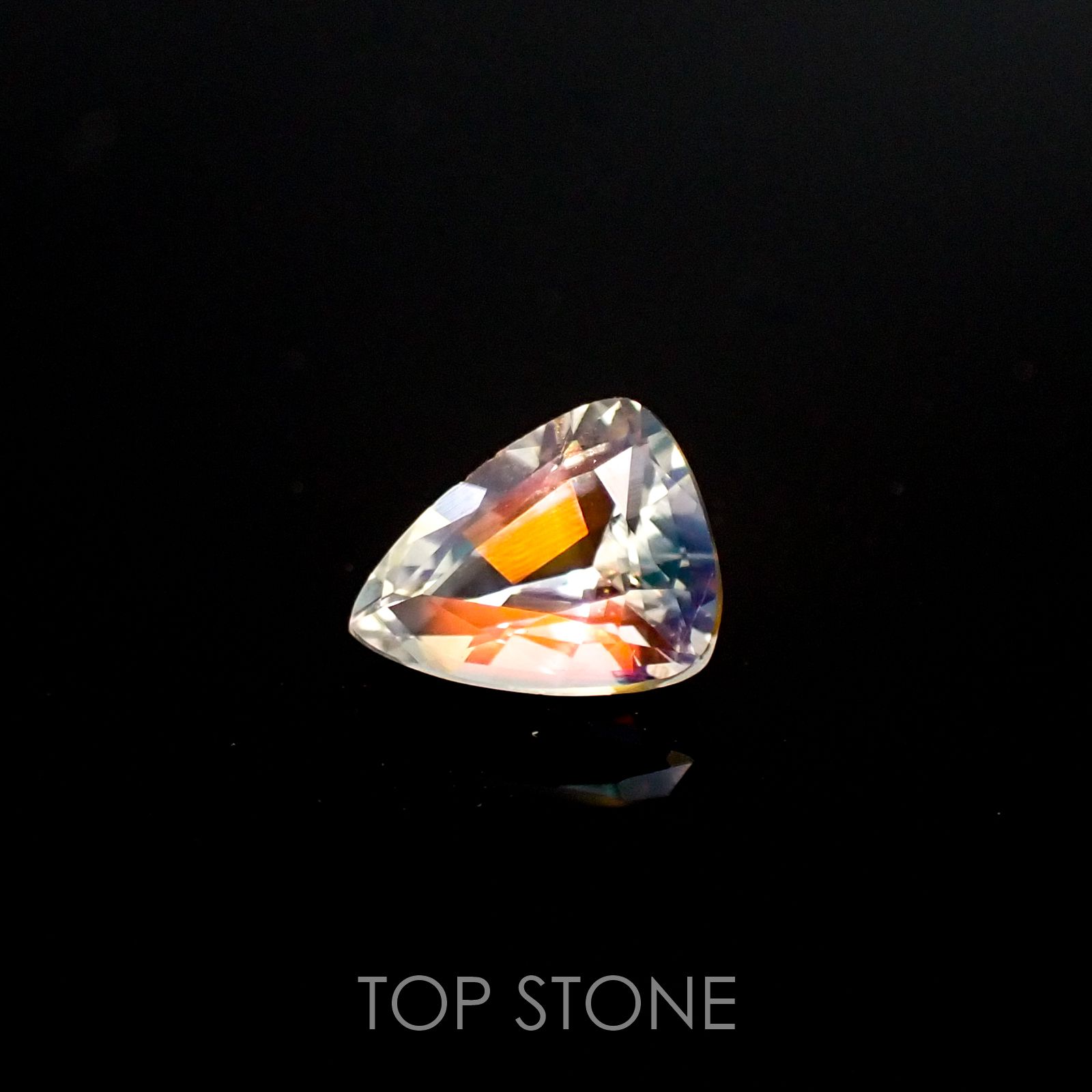 レインボームーンストーン(アンデシンラブラドライト) マダガスカル産 ルース 0.7ct[210410408]7×5.5mm前後
