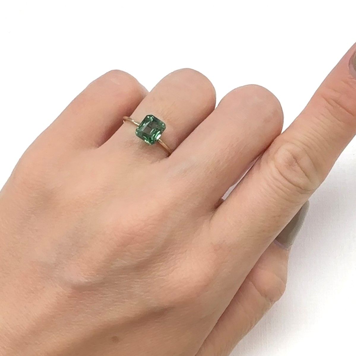ノーブルモロキサイト(グリーンアパタイト) マダガスカル産 1.56ct[240928980]6.9x6mm前後