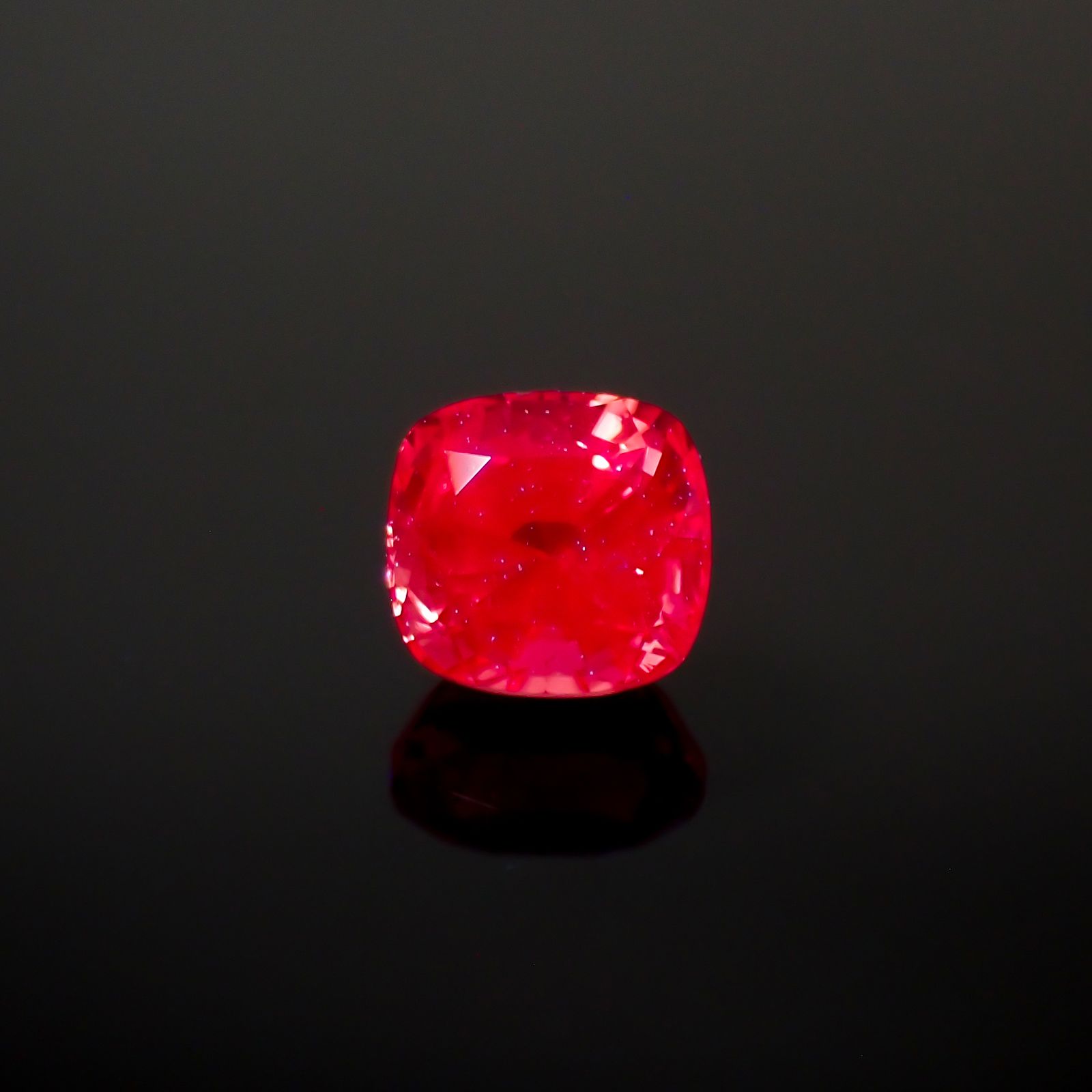 ホットピンクスピネル タンザニア産 0.31ct[231224513]3.6x3.4mm前後