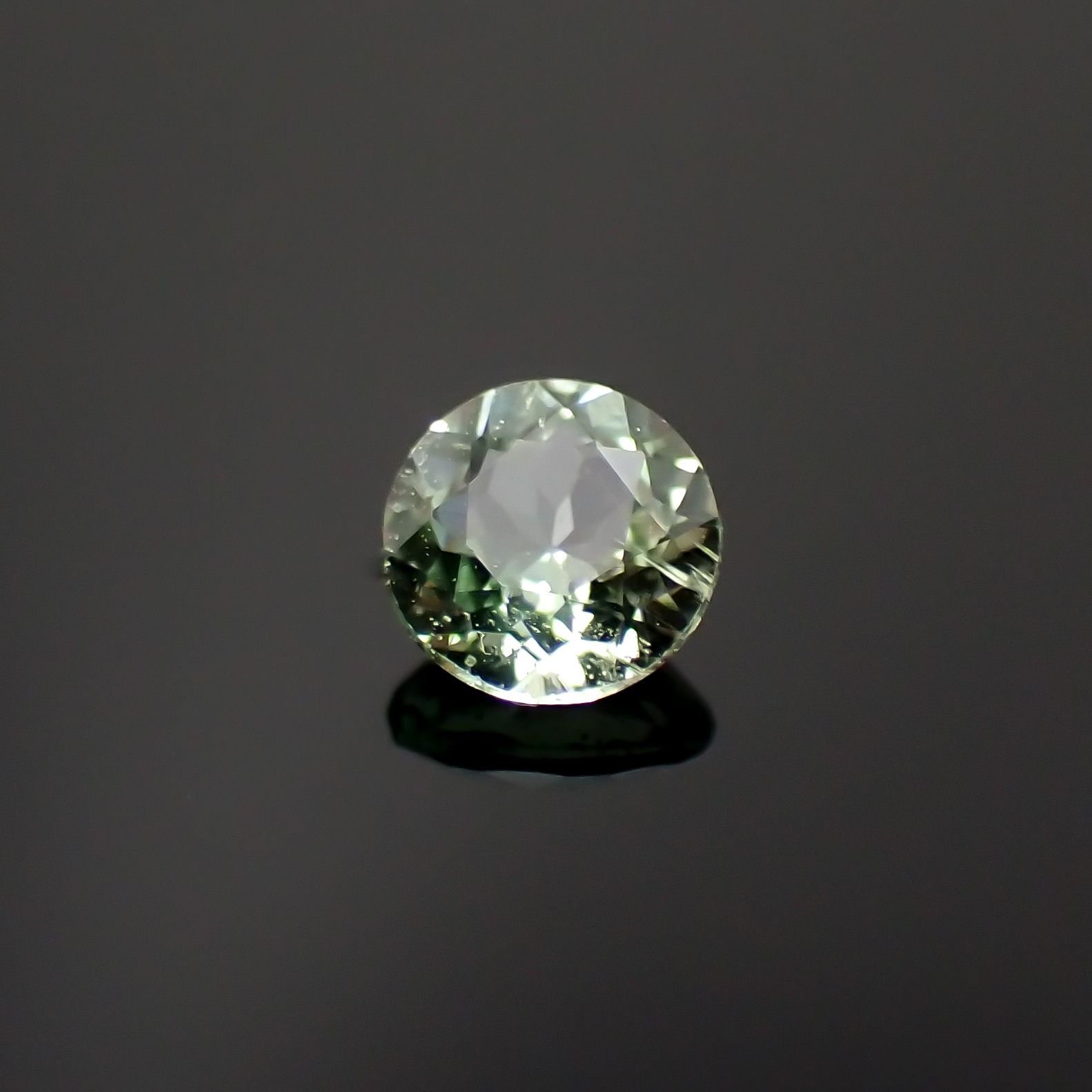 バナジウムコーネルピン(宝石名コーネルピン)タンザニア・タンガ州産 0.26ct 識別済[230320934]3.9x3.9mm前後