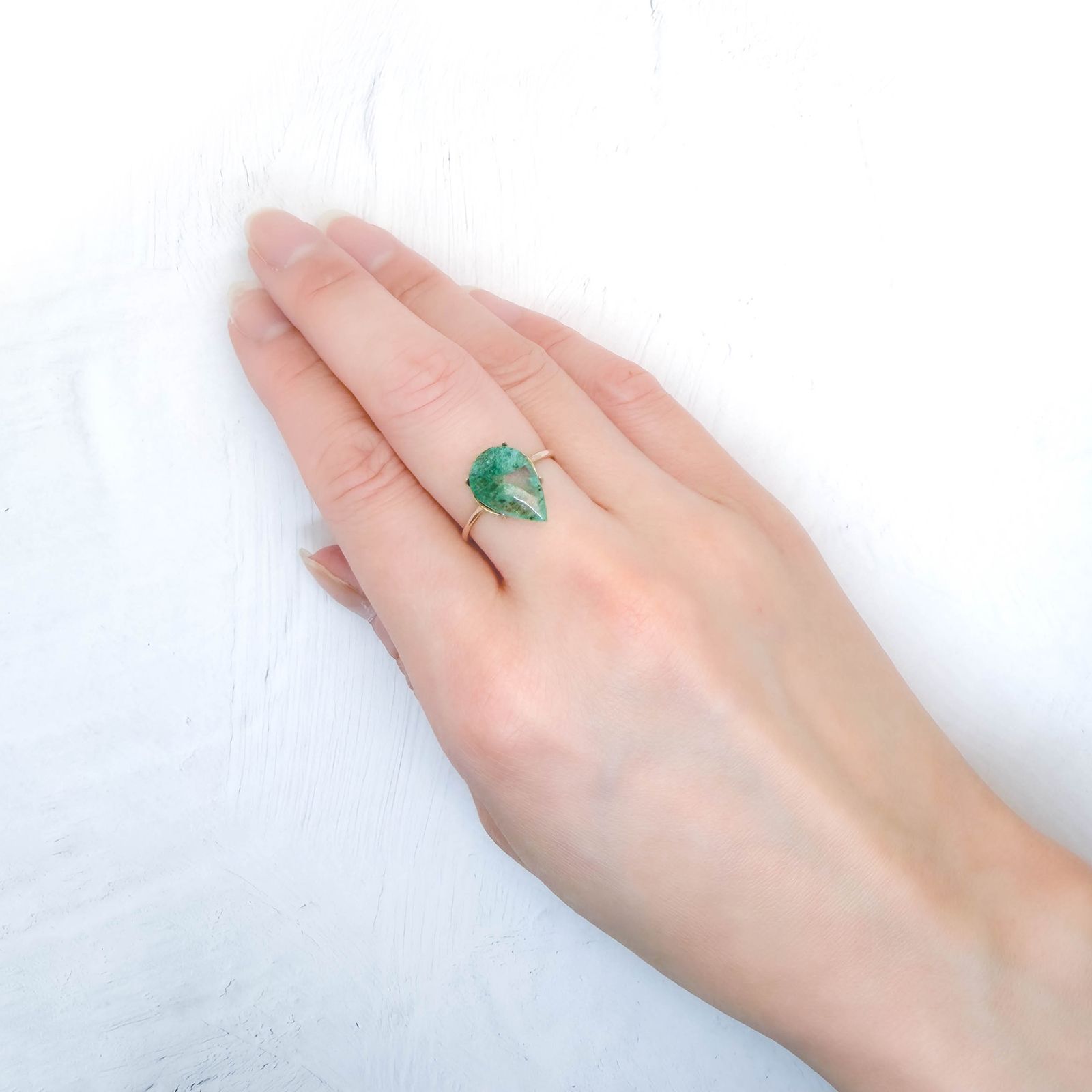 エメラルドインクォーツ ブラジル産 2.64ct / 13.9x9.2mm前後 [260432033]