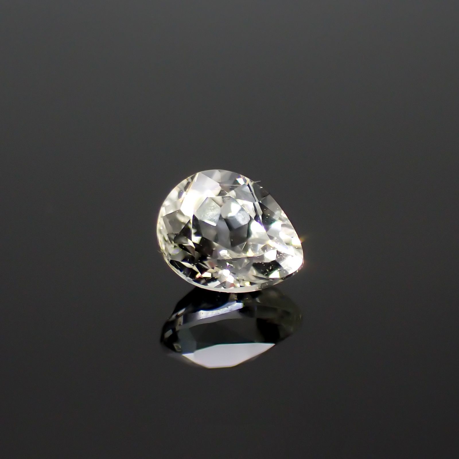 リューコガーネット(宝石名ホワイト グロッシュラー・ガーネット)ビルマ産 0.39ct 識別済[220616320]4.8x3.8mm前後