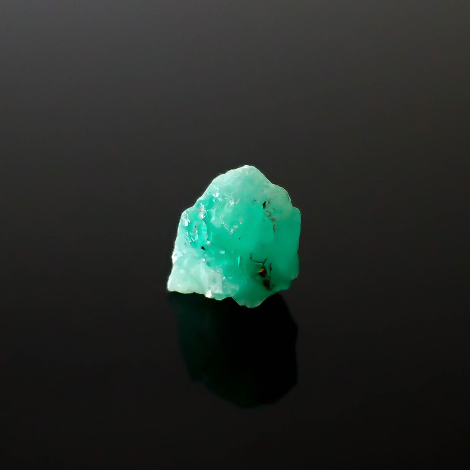 エメラルド原石 コロンビア産 3.95ct [250430180]9.2x9.6mm前後
