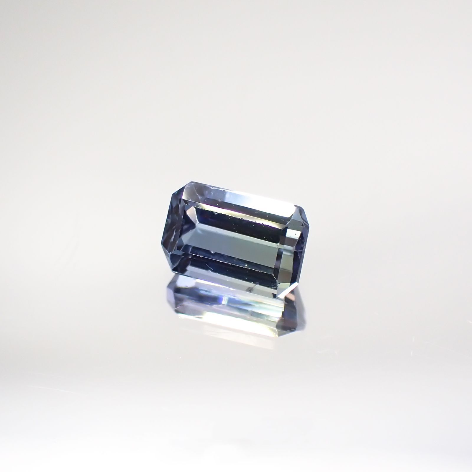 パーティカラータンザナイト(宝石名パーティカラード・ゾイサイト) タンザニア産 0.826ct ソ付(彩珠)[210711846]6.1×4mm前後