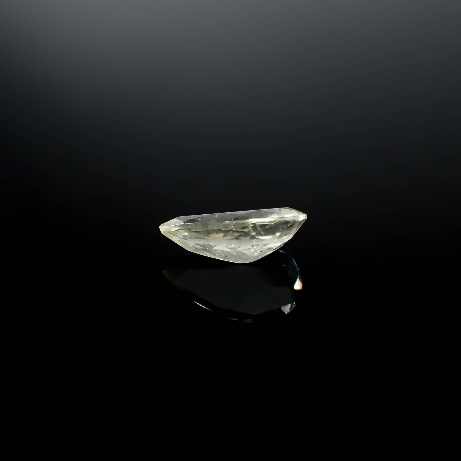 リビアングラス 発見地：エジプト・リビア砂漠 4.76ct / 17.1x10.2mm前後 [251131305]