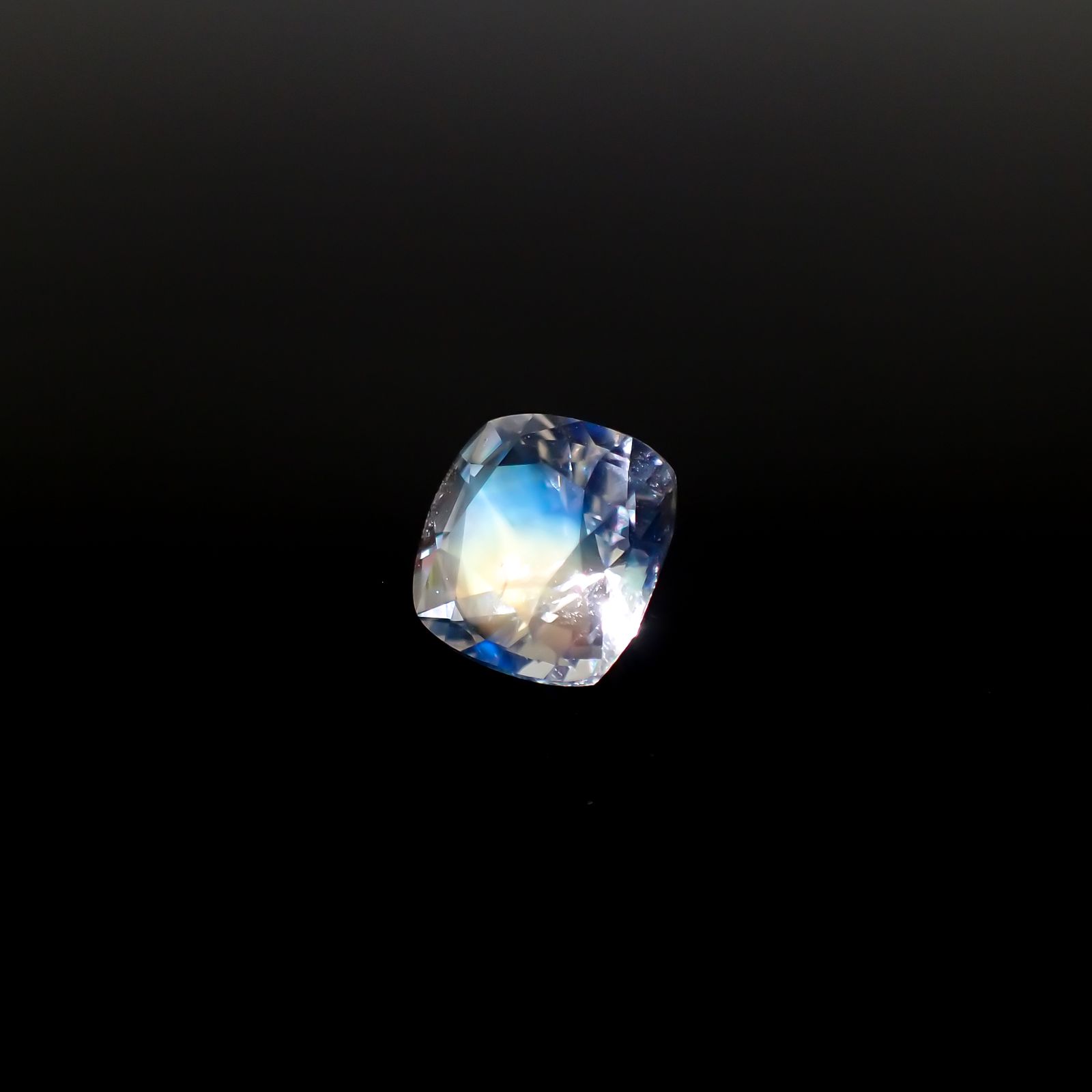 レインボームーンストーン(宝石名ラブラドライト)マダガスカル産 1.509ct ソ付(彩珠)[240326940]7.2x7.2mm前後