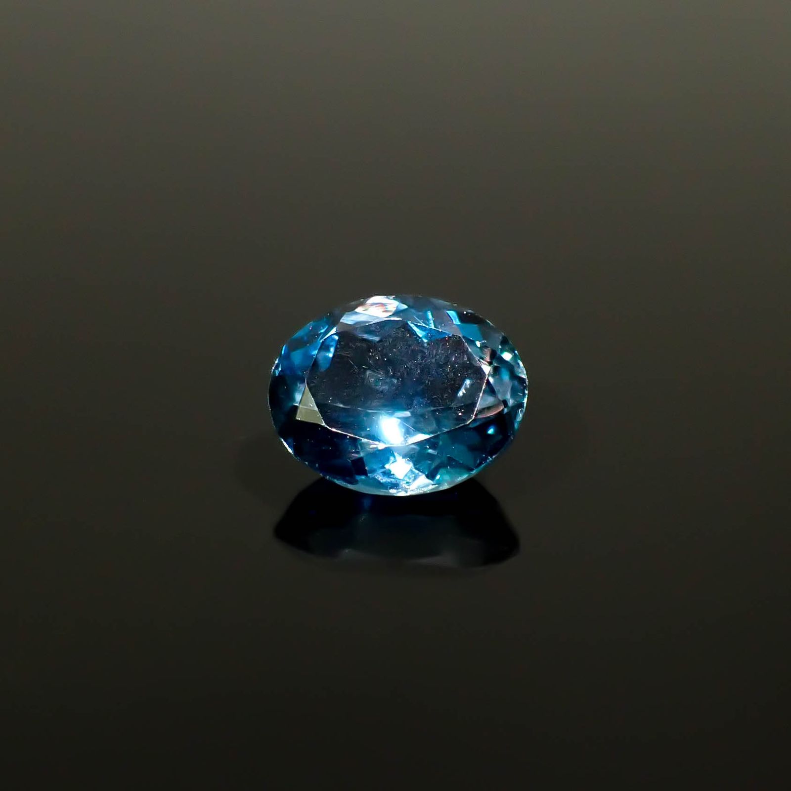 ロンドンブルートパーズ ブラジル産 3.56ct / 10.2x8.2mm前後 [250931124]