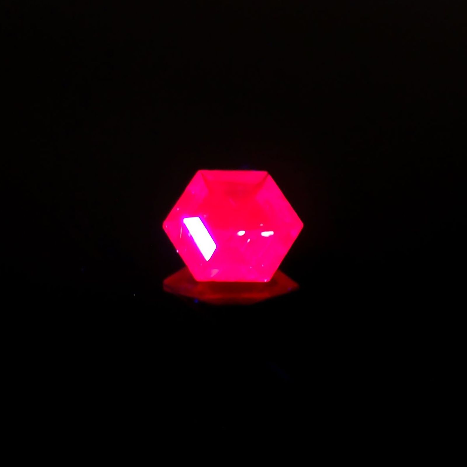 ◇ヘキサゴンカット◇ルビー 非加熱 モザンビーク産 0.18ct / 3.5x3.5mm前後 [240427107]