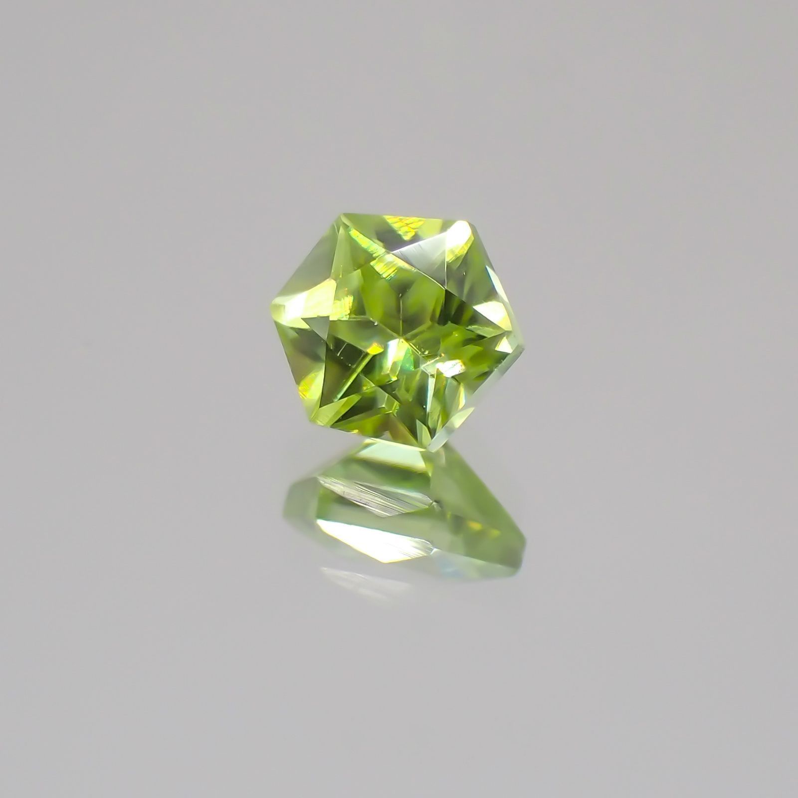 ◇ヘキサゴンカット◇スフェーン(宝石名スフェーン)マダガスカル産 0.39ct 識別済[231224439]4x4mm前後