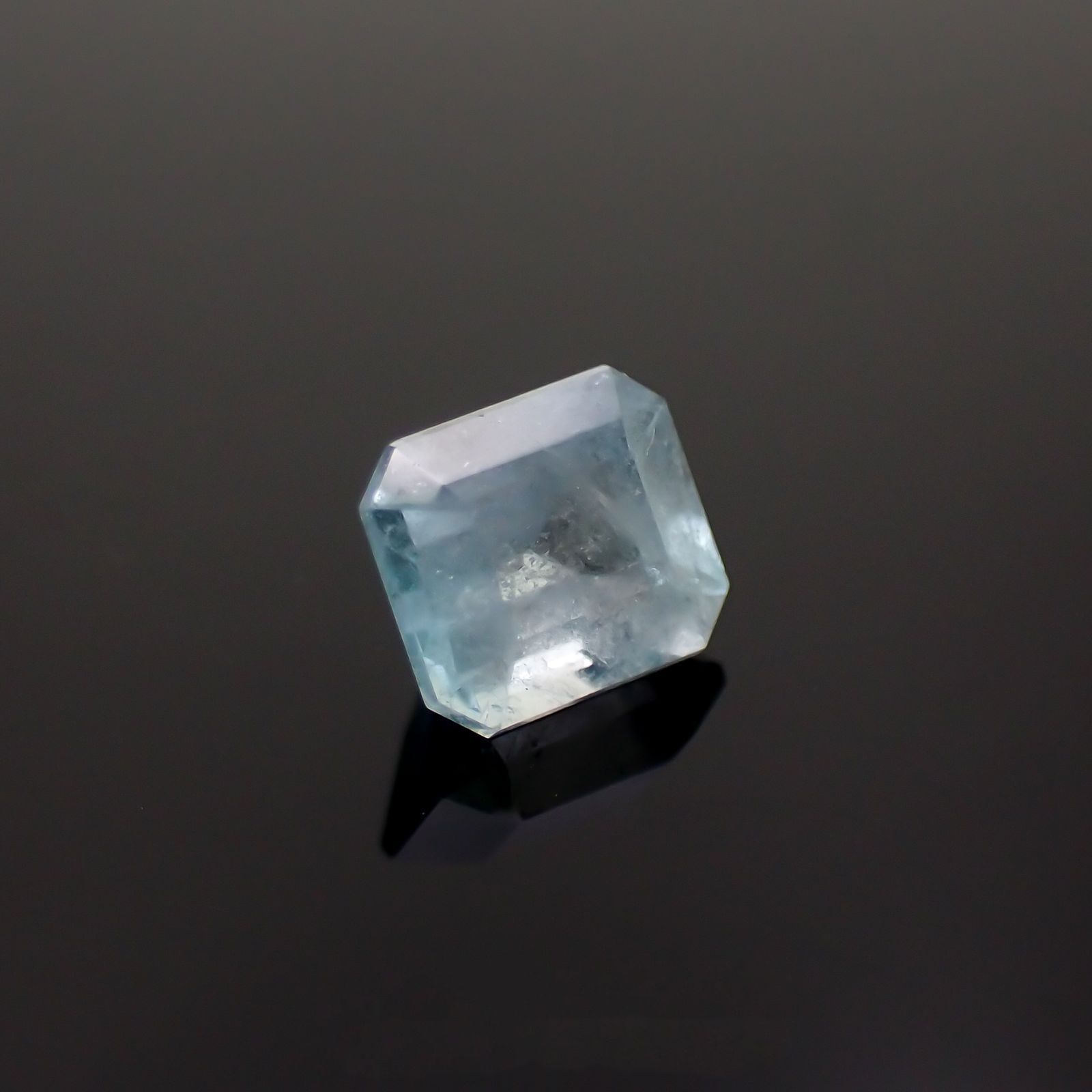 ユークレース(宝石名ブルー・ユークレース)コロンビア産 1.036ct ソ付(彩珠)[221018679]6.2x5.3mm前後