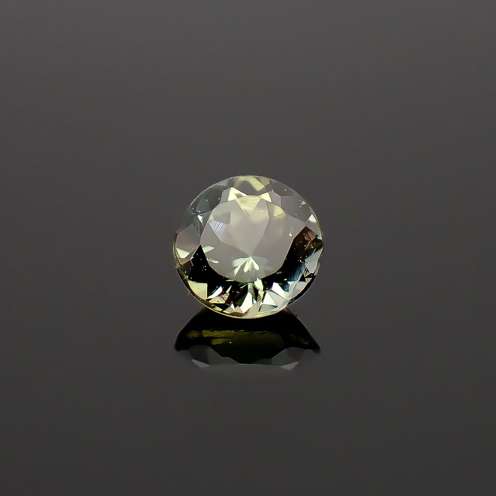グリーンゾイサイト(宝石名ゾイサイト)タンザニア産 識別済 0.22ct / 3.7x3.6mm前後 [260932858]