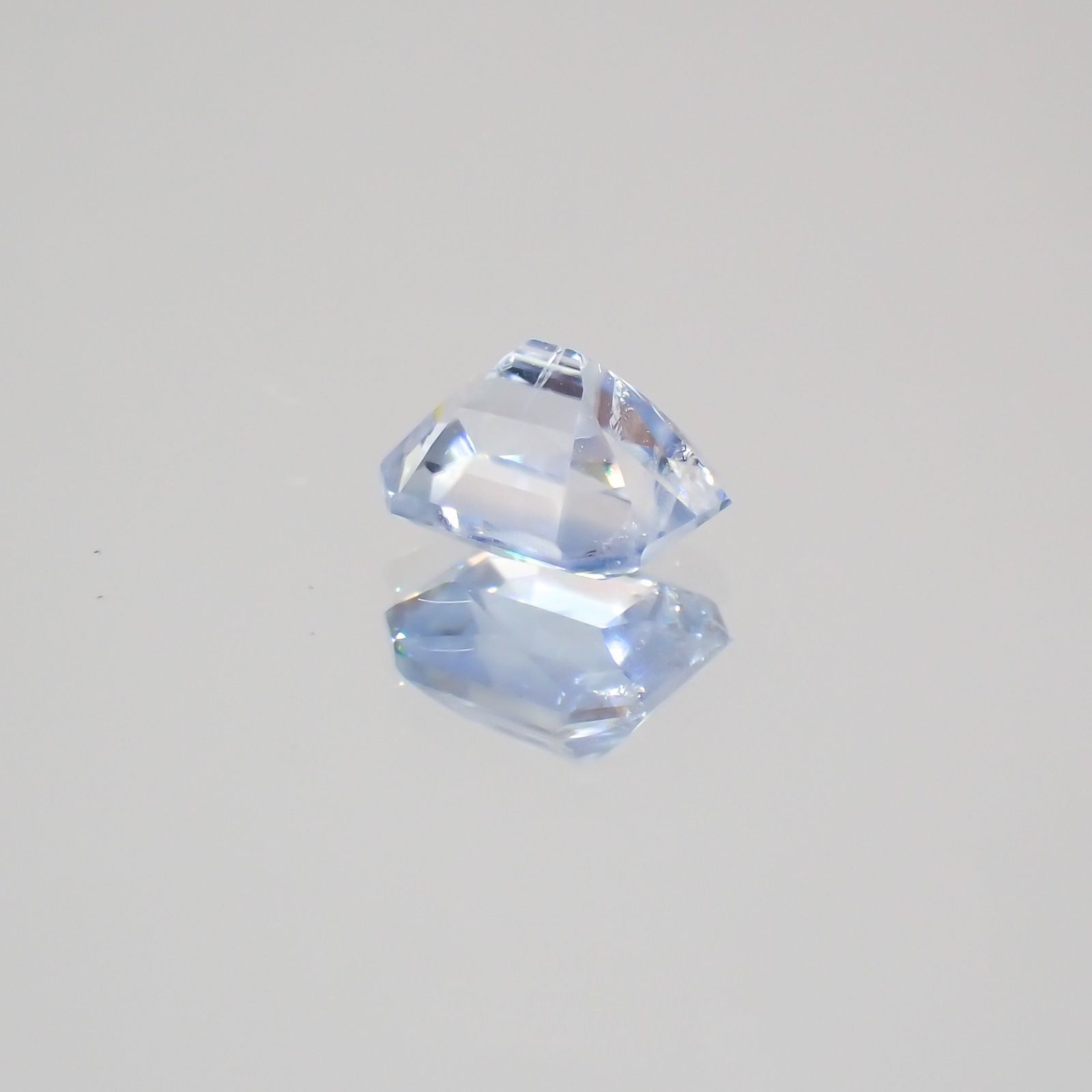 ベニトアイト(宝石名ベニトアイト) アメリカ・カリフォルニア州サンベニト産 0.645ct ソ付(彩珠)[210310210]5.1×4.2mm前後