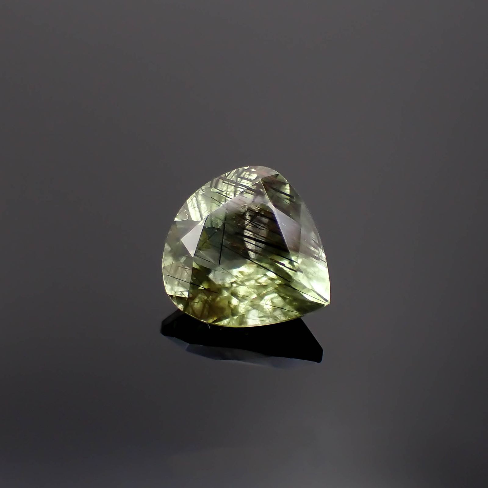 ルドウィジャイトインペリドット パキスタン産 1.90ct[221219515]8.5x8.2mm前後