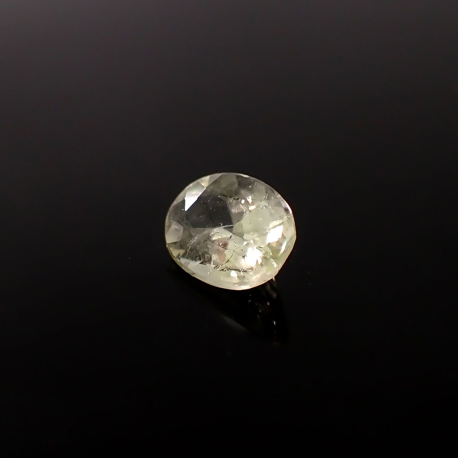 ブラジリアナイト(宝石名ブラジリアナイト)ブラジル産 識別済 0.78ct / 7x5.2mm前後 [260131490]