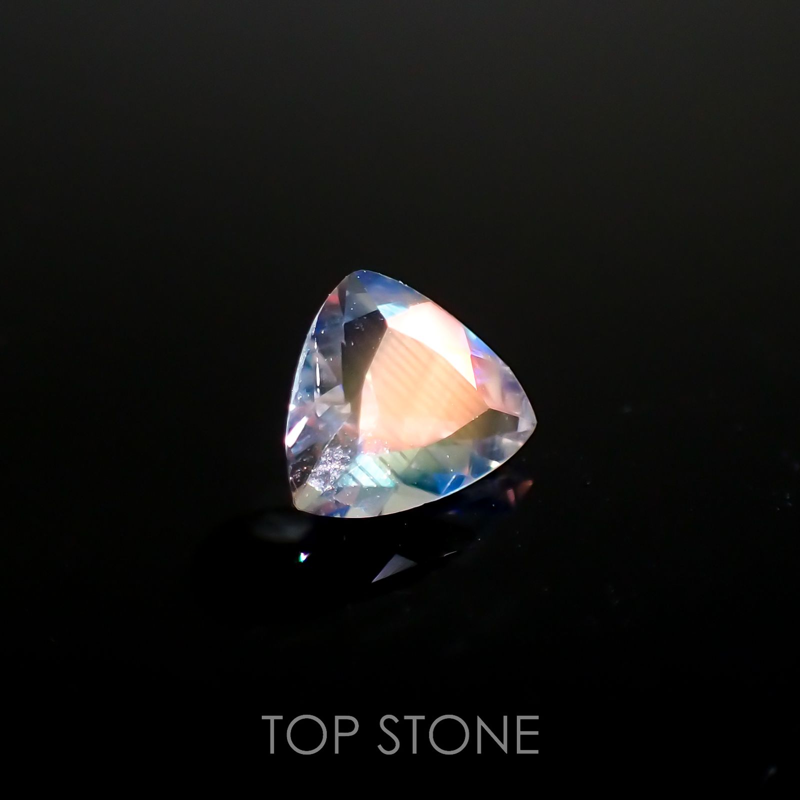 レインボームーンストーン(宝石名ラブラドライト)マダガスカル産 0.44ct 識別済[221018293]5.1x5.8mm前後