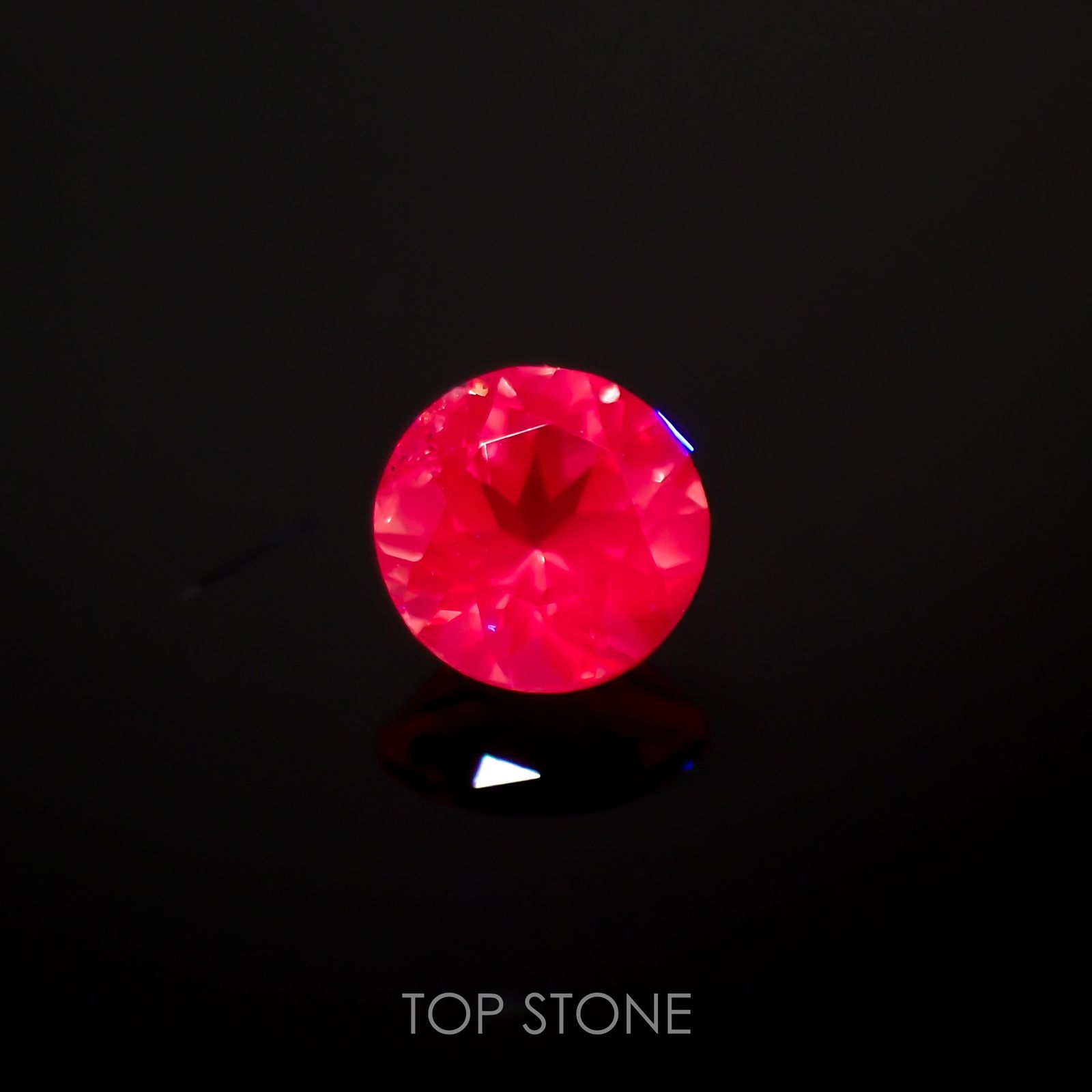 ホットピンクスピネル(宝石名ピンク・スピネル)タンザニア産 0.3ct 識別済[220113916]4.1x4.1mm前後
