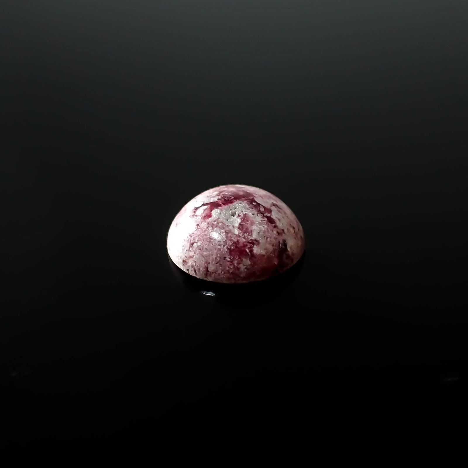 レッドベリル/ピンクベリル(母岩付き) アメリカ・ユタ州産 2.11ct [250730905]9.1x9.1mm前後