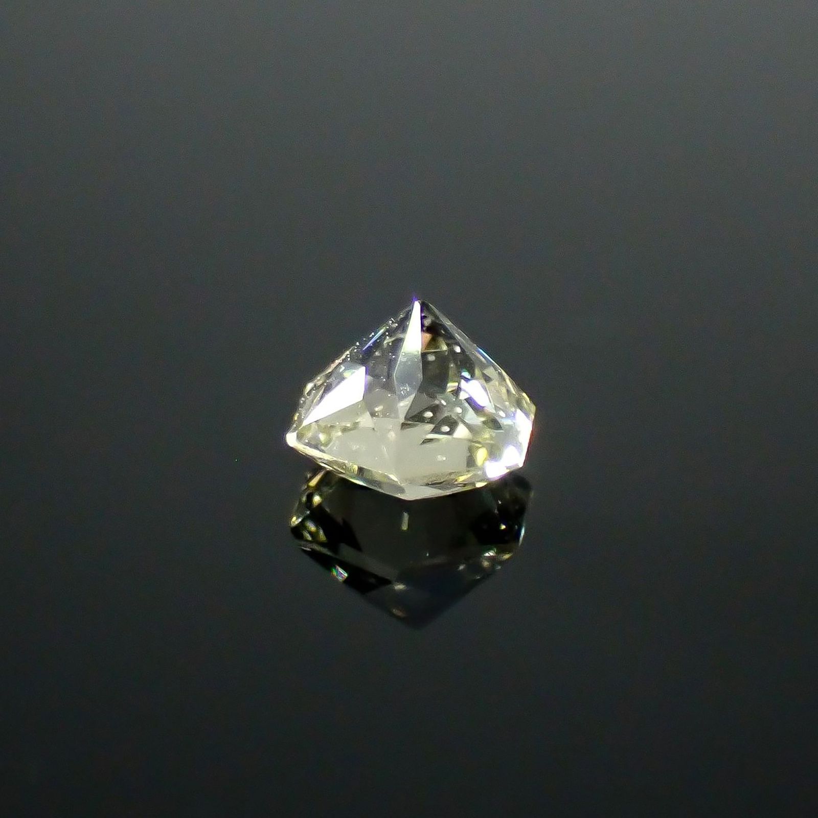 ◇ヘキサゴンカット◇コーネルピン スリランカ産 0.48ct / 4.5x4.3mm前後 [251031237]
