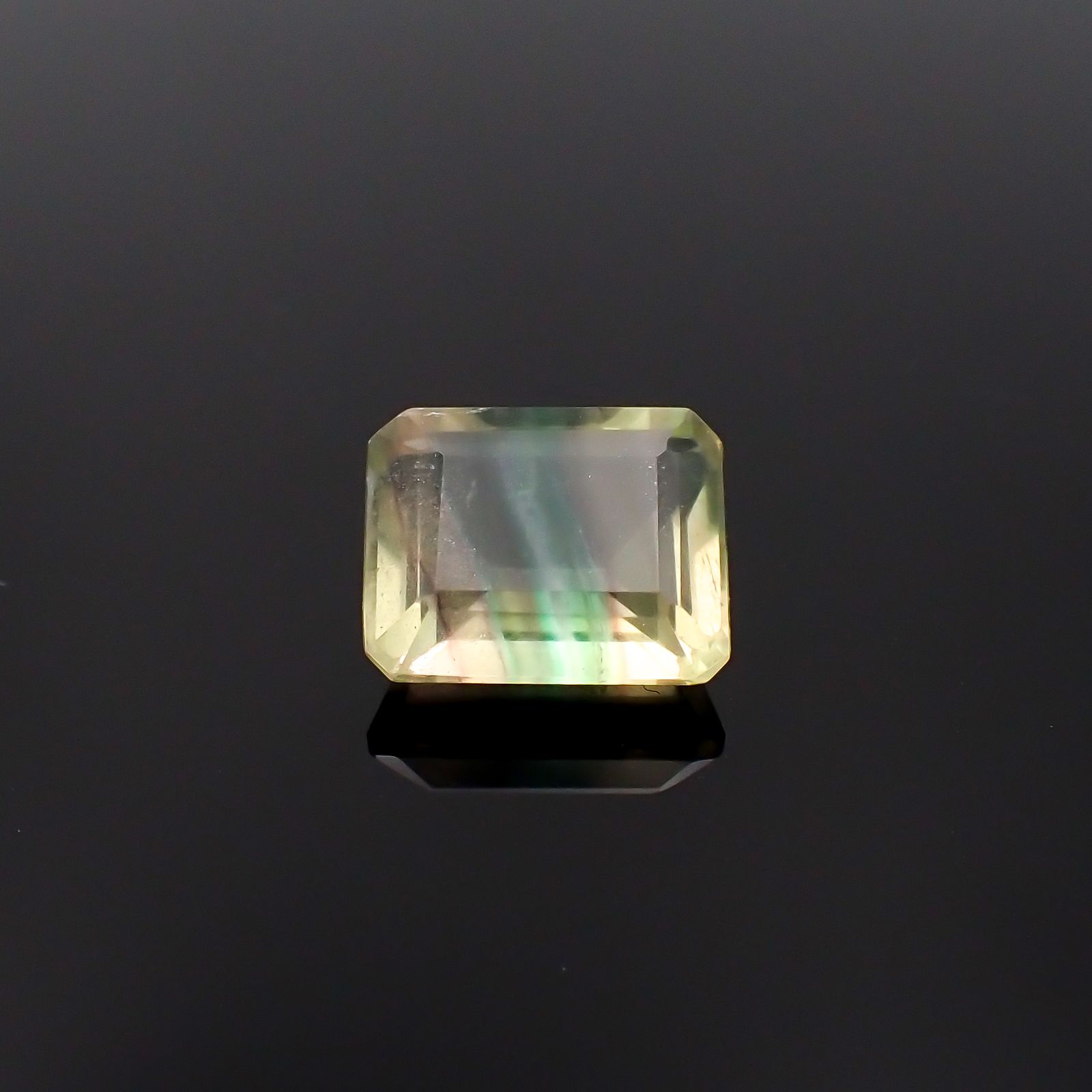 バイカラーフローライト フルオレッセンス ブラジル産 3.73ct[230722975]9.7x7.9mm前後