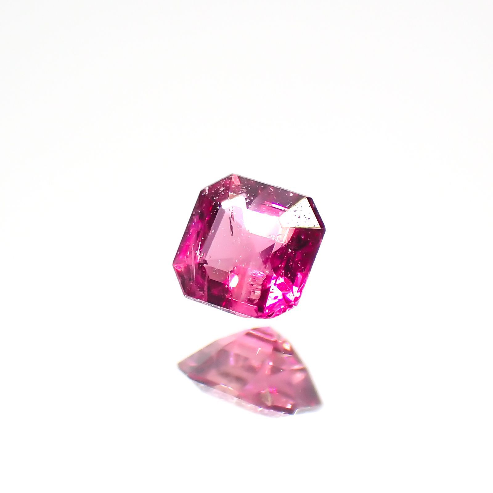 レッドベリル(宝石名レッド・ベリル)アメリカ・ユタ州産 0.10ct 識別済[220515849]2.9x2.7mm前後