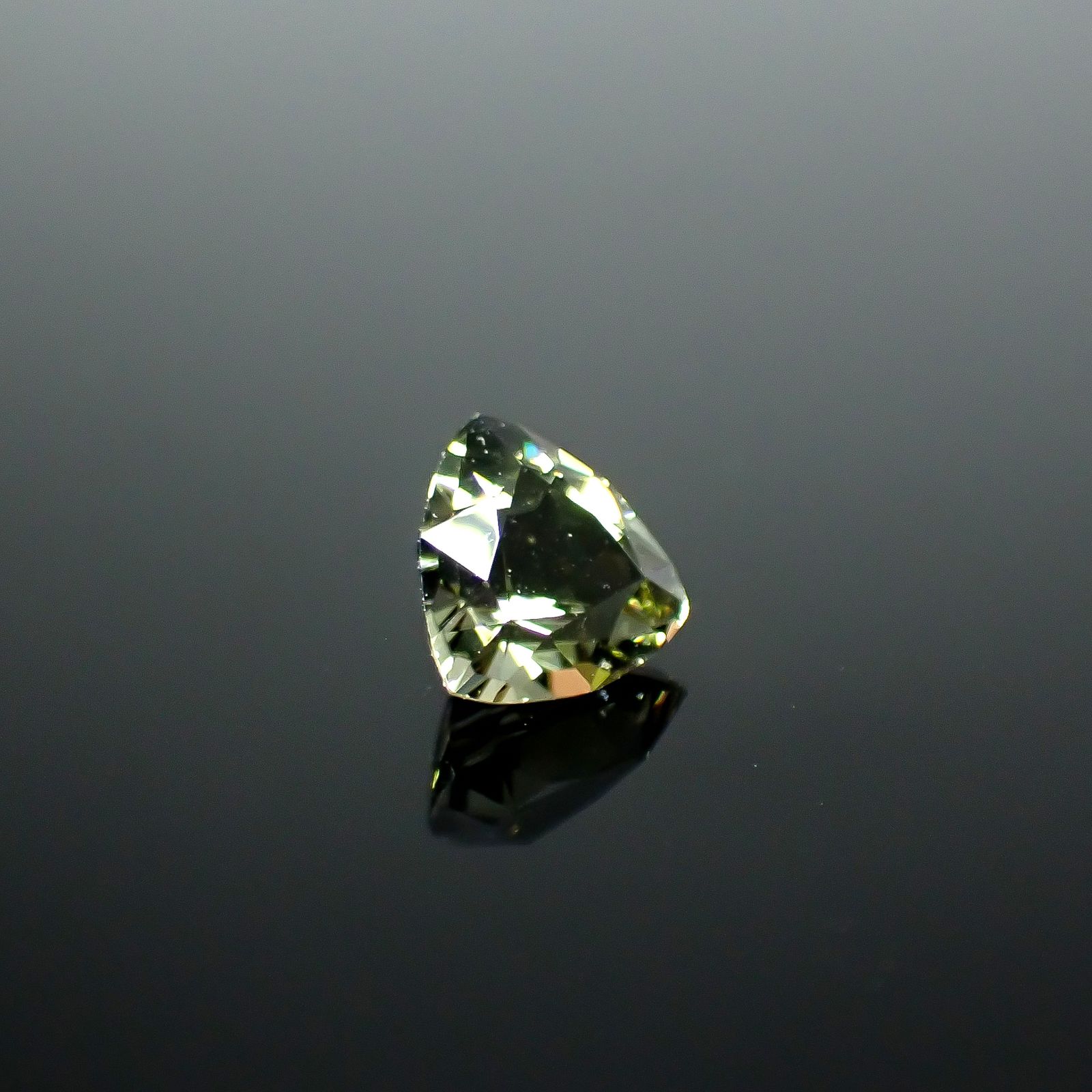 コーネルピン スリランカ産 0.95ct / 6.4x6.3mm前後 [251031234]