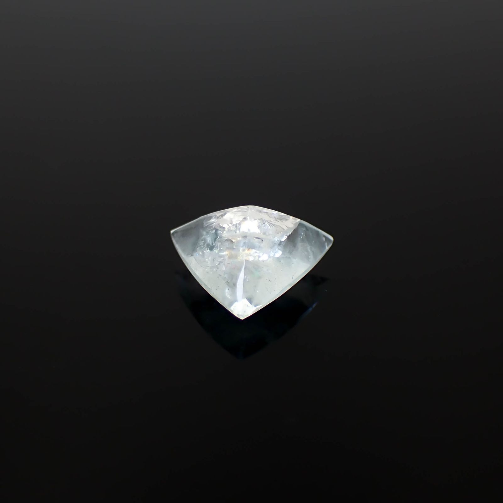 レインボーアクアマリン ブラジル産 3.36ct [250330146]11.1x11.9mm前後