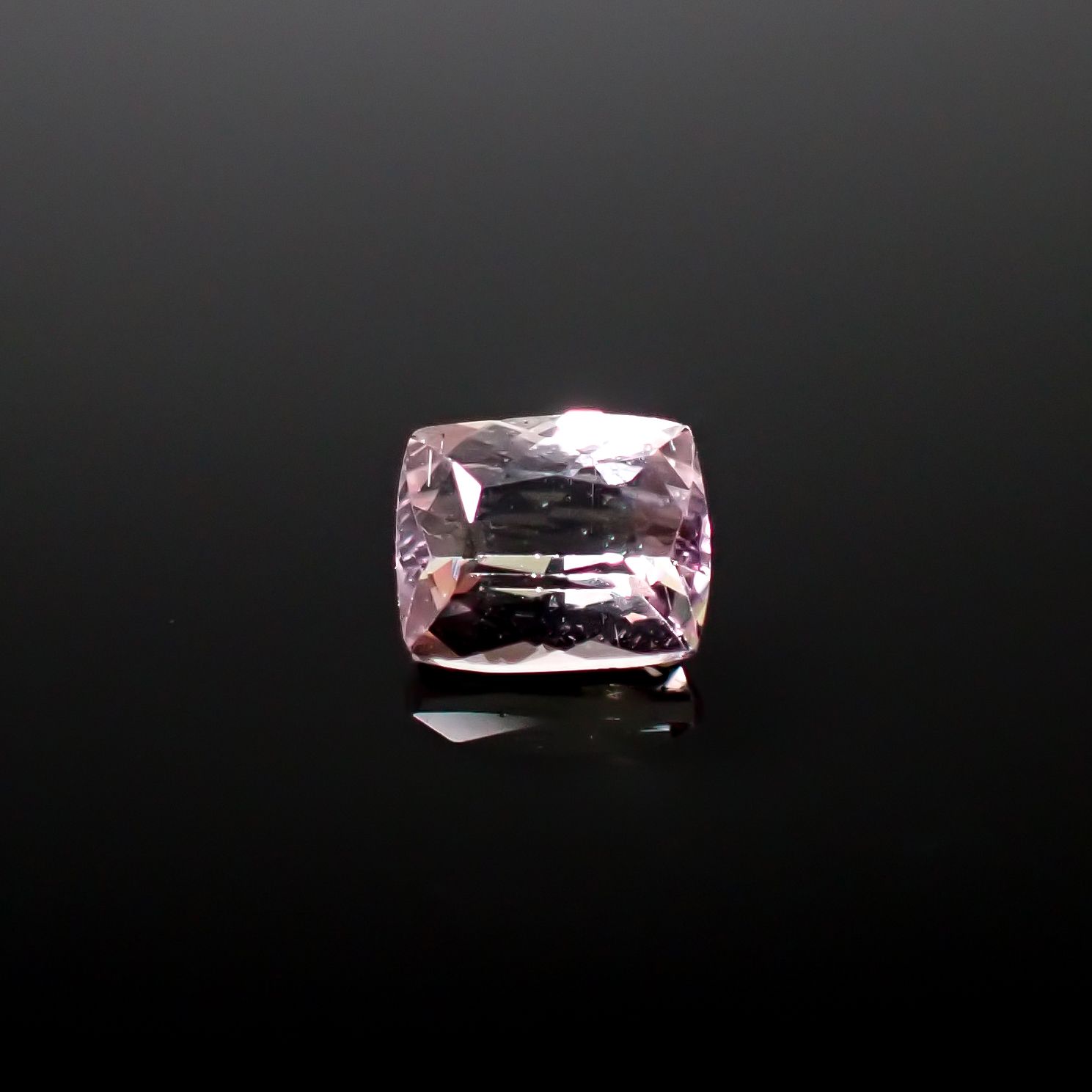 ピンクゾイサイト(宝石名ピンク・ゾイサイト)タンザニア産 0.620ct ソ付(彩珠)[241129502]5.3x4.3mm前後