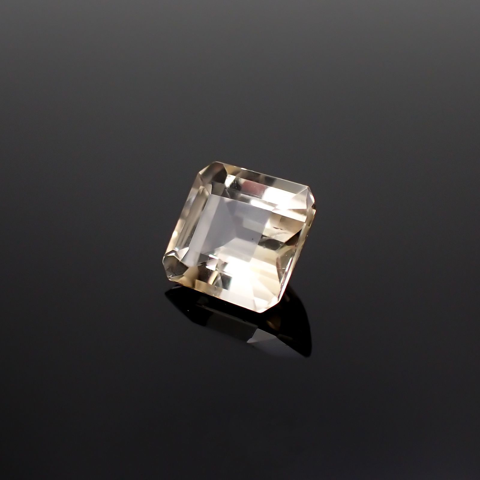 ゴールデンフェナカイト(宝石名イエロー・フェナカイト)ブラジル産 1.968ct ソ付(彩珠)[241018525]7.4x7.2mm前後
