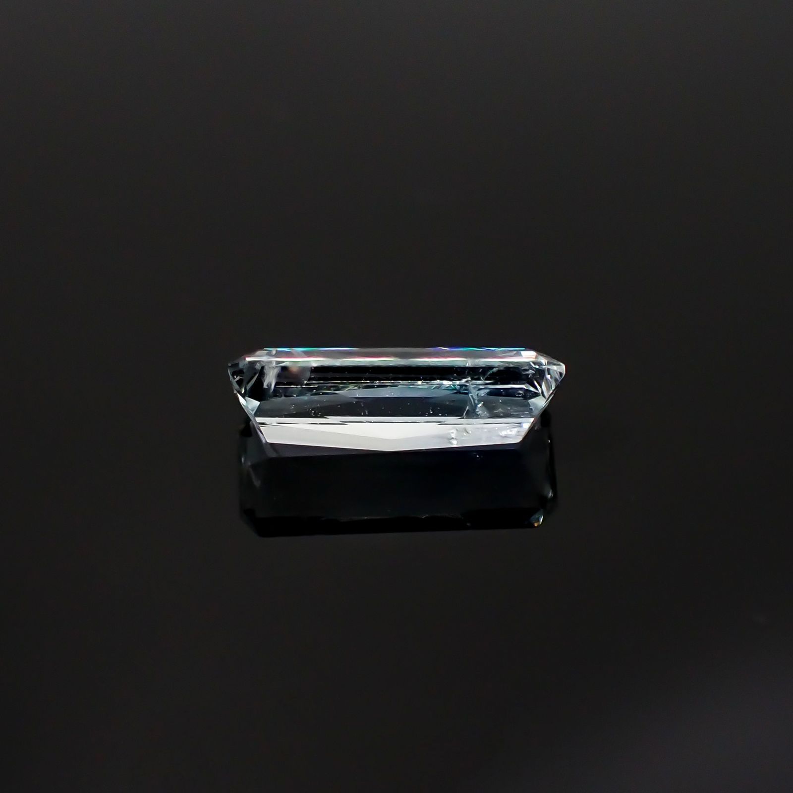 ジェレメジェバイト(宝石名エレメジェバイト)ナミビア産 1.084ct ソ付(彩珠)[220616456]10x4.2mm前後