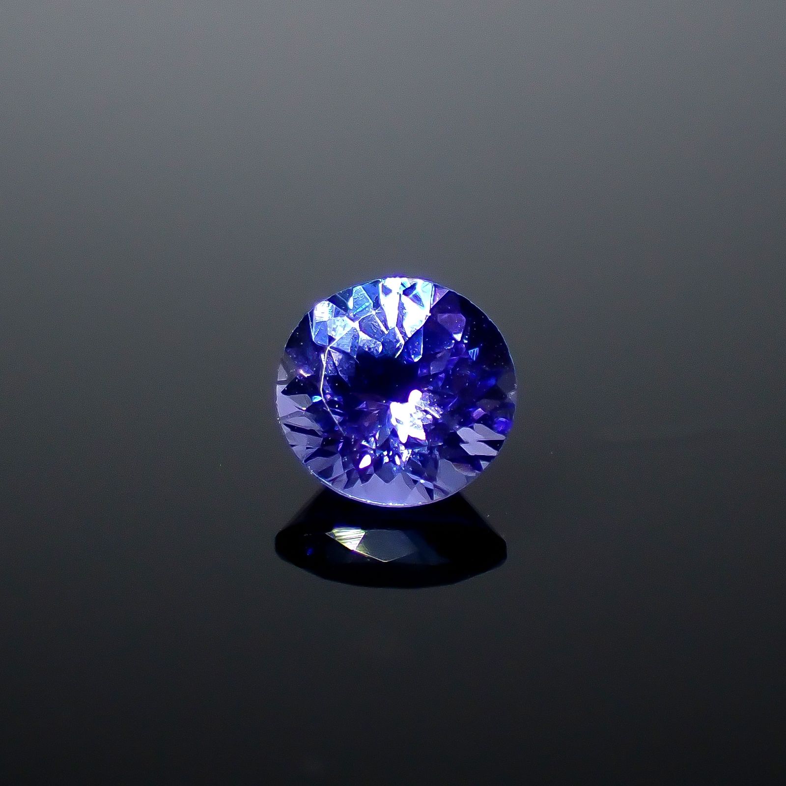 タンザナイト(宝石名タンザナイト)タンザニア産 識別済 1.22ct / 6.8x6.7mm前後 [251031239]