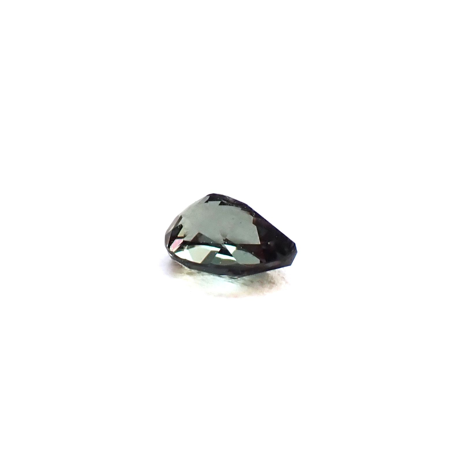 ベキリーブルーガーネット（カラーチェンジガーネット アレキタイプ） マダガスカル・ベキリー産 0.14ct / 3.6x2.5mm前後 [260732456]