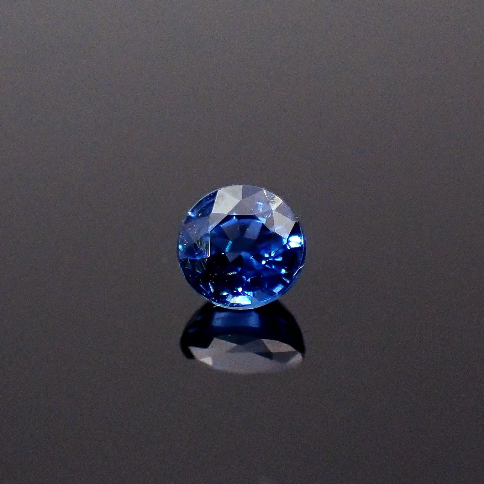 サファイア スリランカ/マダガスカル産 0.28ct / 3.5x3.5mm前後 [250931007]