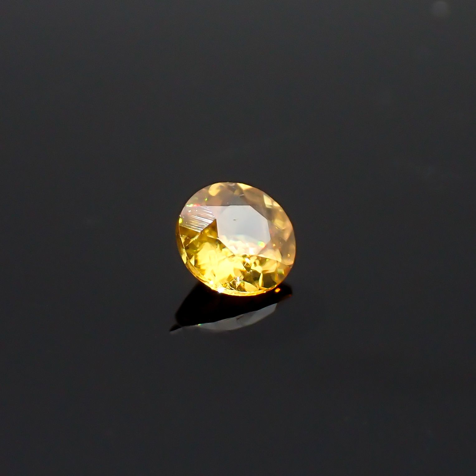 ゴールデンスフェーン マダガスカル産 0.42ct / 4.8x4.7mm前後 [260632359]