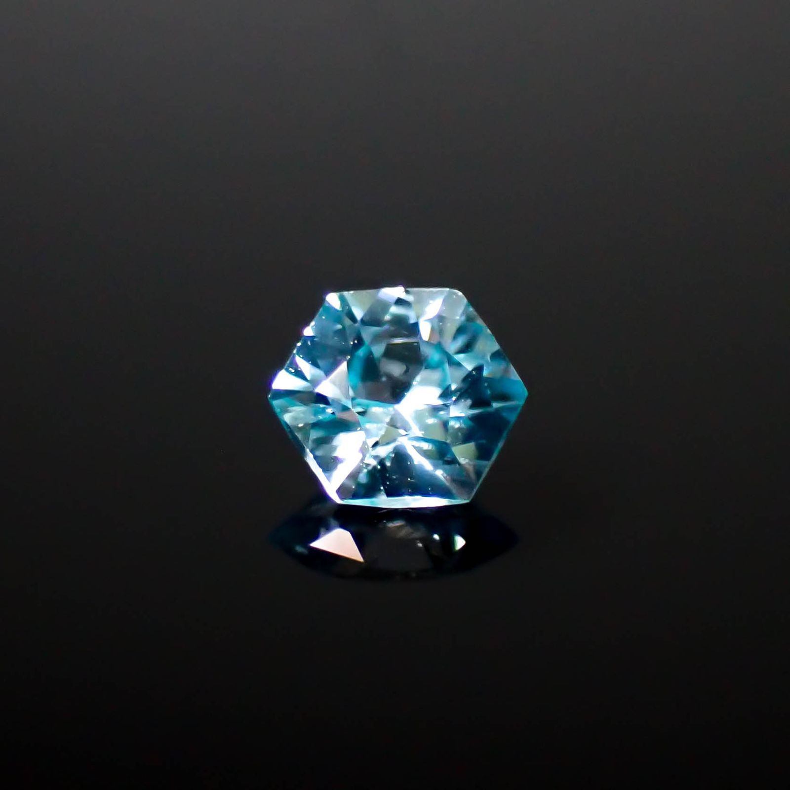 ◇ヘキサゴンカット◇ブルージルコン(宝石名ブルー・ジルコン)カンボジア産 0.81ct 識別済[241229626]5x4.9mm前後