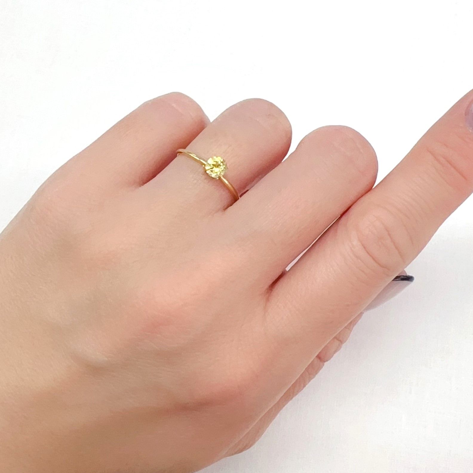 イエローダンビュライト タンザニア産 0.33ct[240125458]4.4x4.4mm前後