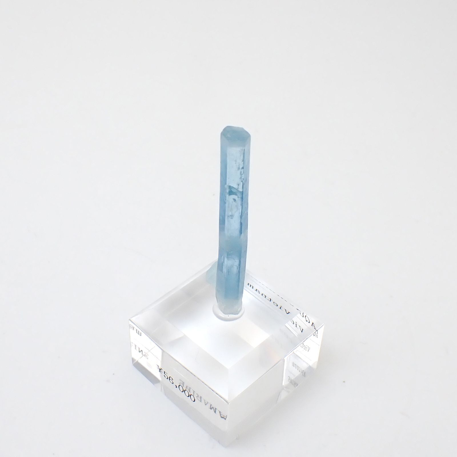 アクアマリン柱状結晶原石 ベトナム産 アクリル台座付き 13.02ct(2.60g) / 4.2x5.5x46.5mm前後 [260632333]