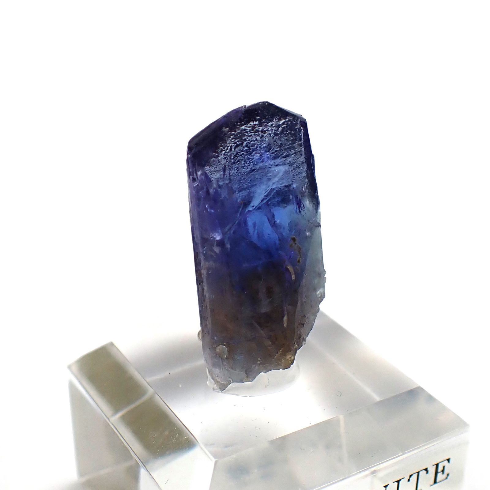 タンザナイト原石 タンザニア産 アクリル台座付き 28.38ct(5.67g) / 9.3x13.6x26.2mm前後 [260632368]