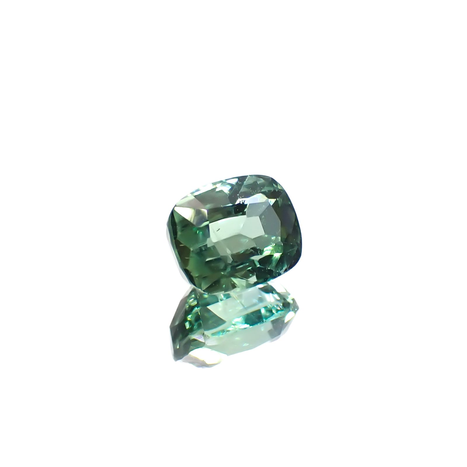 グリーントルマリン(宝石名トルマリン)アフガニスタン産 0.96ct 識別済[240527791]6.2x4.9mm前後