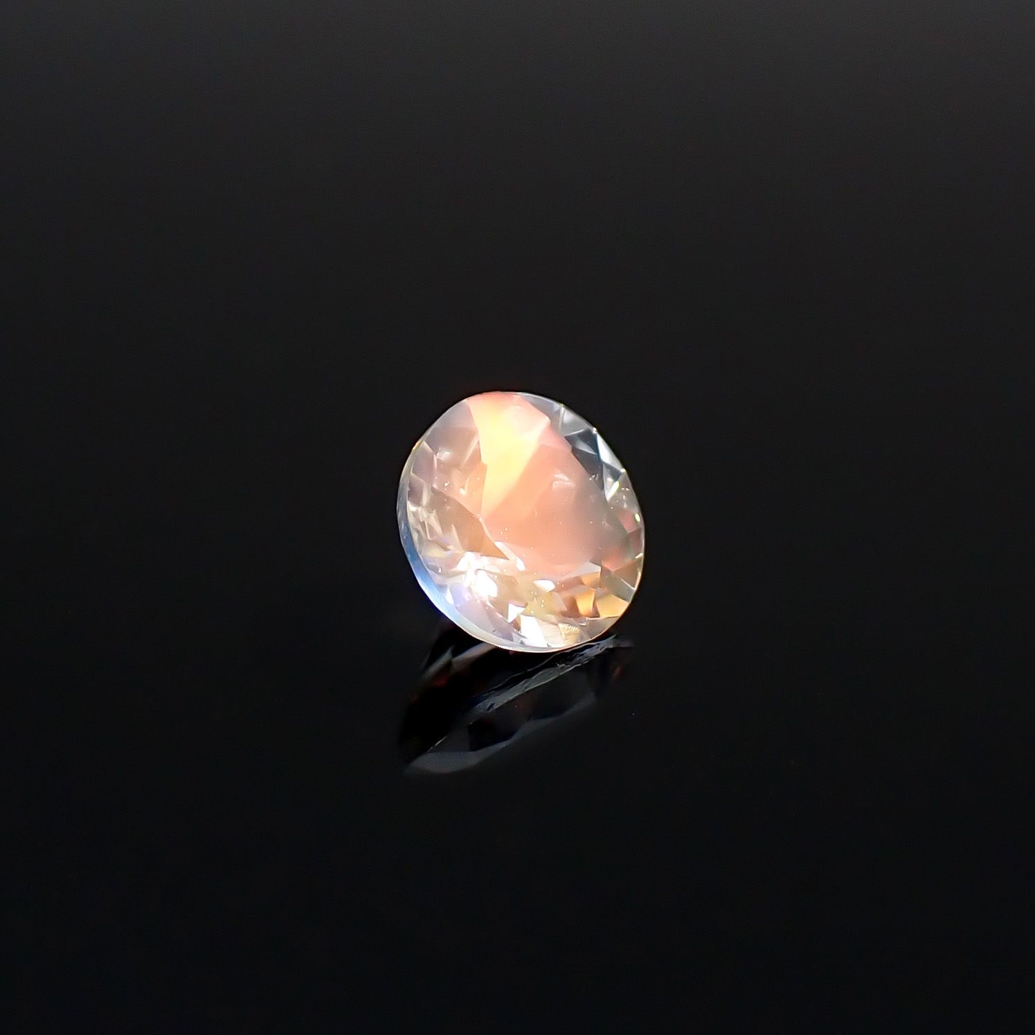 レインボームーンストーン マダガスカル産 0.74ct / 6.1x6.1mm前後 [260632386]