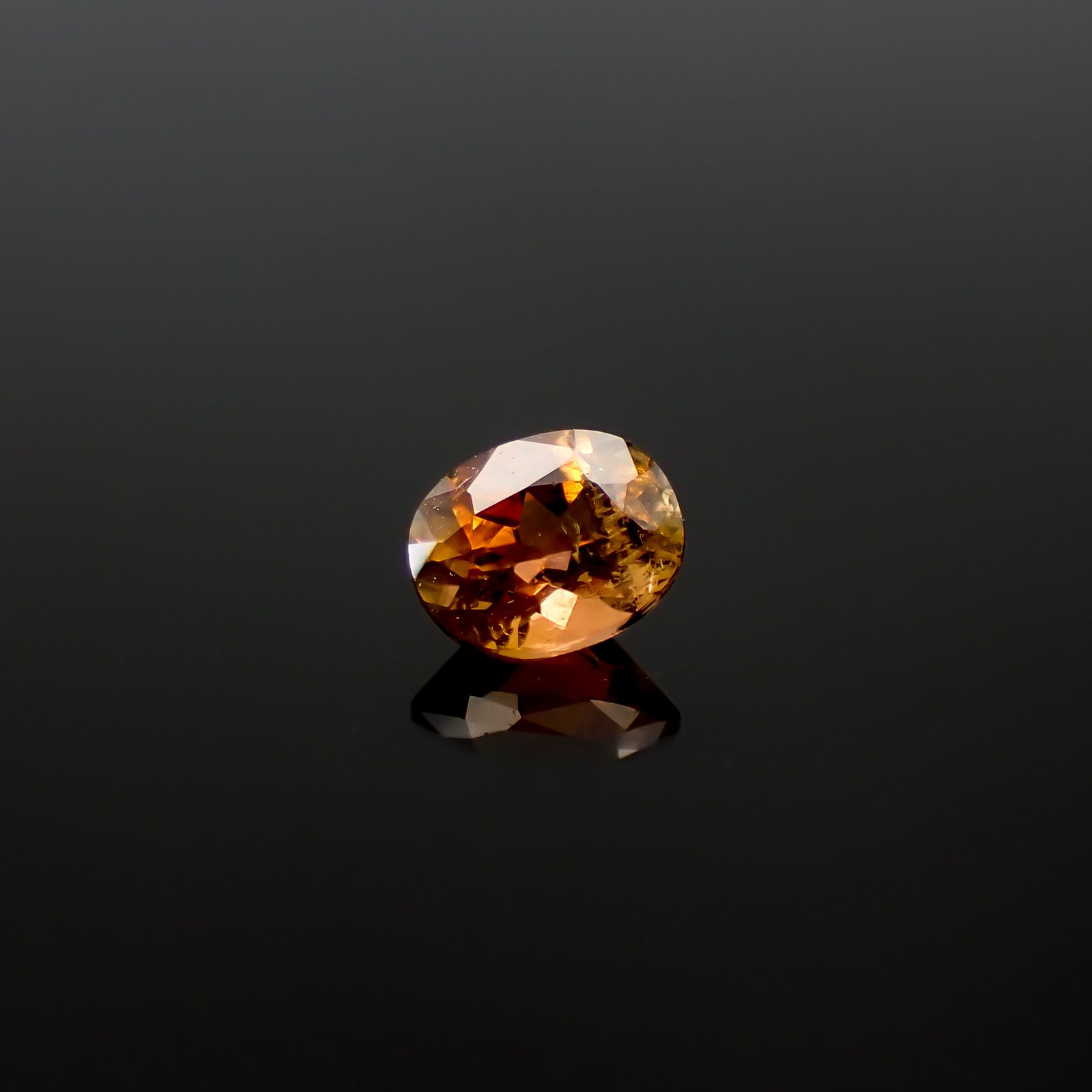 ゴールデンアイオライト(宝石名コーディエライト)マダガスカル産 識別済 0.27ct / 4.8x3.8mm前後 [260532194]