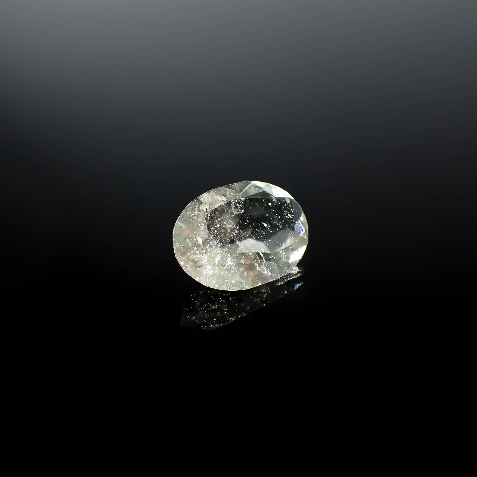リビアングラス 発見地：エジプト・リビア砂漠 1.64ct / 10.5x7.2mm前後 [251131309]